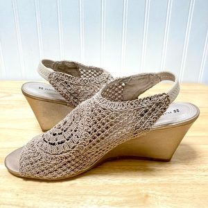 Naturalizer tan crocheted slingback open toe shoe sandal 8.5 wedge heel READ